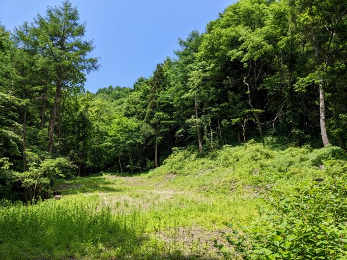 「旧軽井沢倶楽部」内　小川の音と共に自然を楽しむ