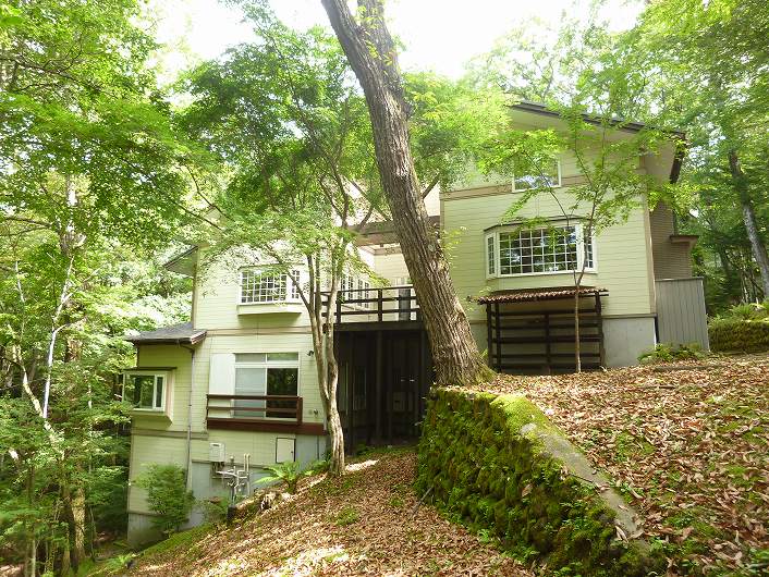 雑木林と苔庭に囲まれた旧軽井沢の大型別荘